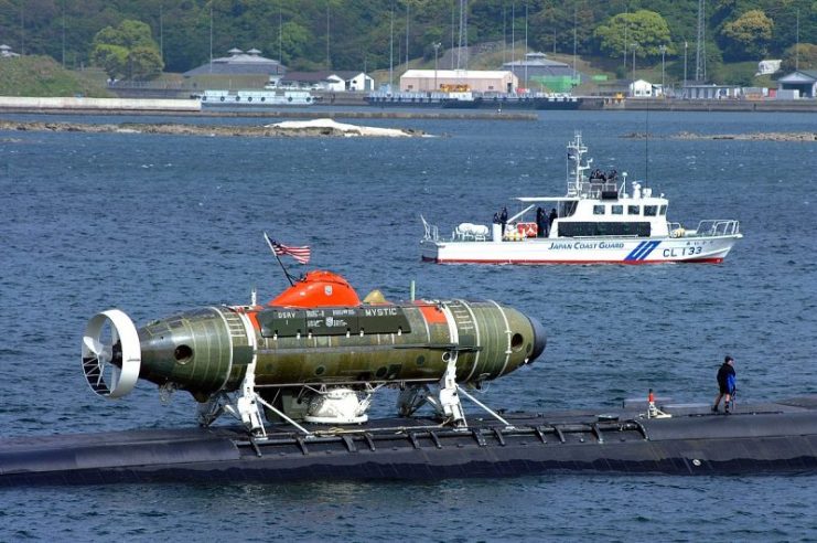 DSRV-1 (Mystic) docked to a Los Angeles-class attack submarine.