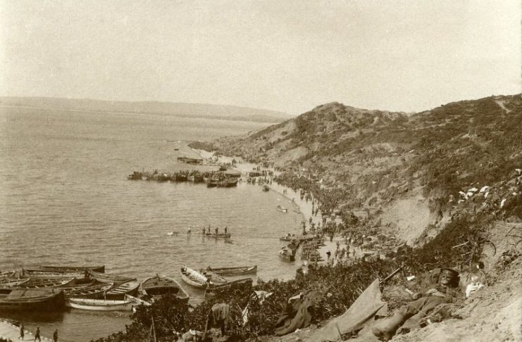 Landing troops at Gaba Tepe, Gallipoli. By Archives New Zealand – CC BY-SA 2.0