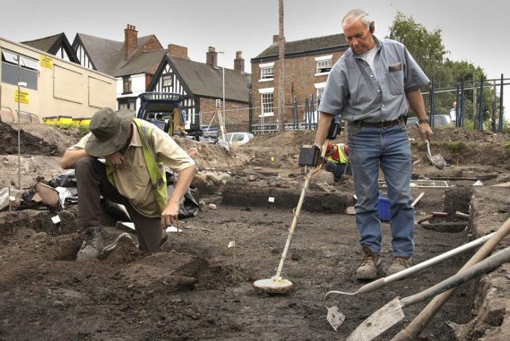 Metal detecting in progress on a Time Team TV dig. By Victuallers – CC BY 2.0.
