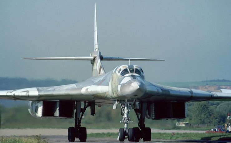 A Tu-160 taxies in after a flight demonstration, 1993. Photo: Rob Schleiffert / CC-BY-SA 2.0