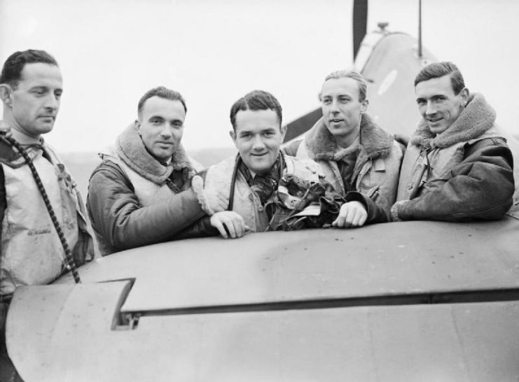 Left to right: Pilot Officer Mirosław Ferić, Flying Officers Bogdan Grzeszczak, Jan Zumbach and Zdzisław Henneberg and Flight-Lieutenant J. A. Kent, who commanded “A” Flight of No. 303 Squadron RAF, October 1940.