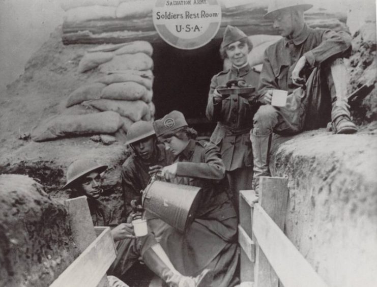 Salvation Army serving soldiers at a trench, WW I. Photo: Salvation Army USA West / Flickr / CC-BY-SA 2.0