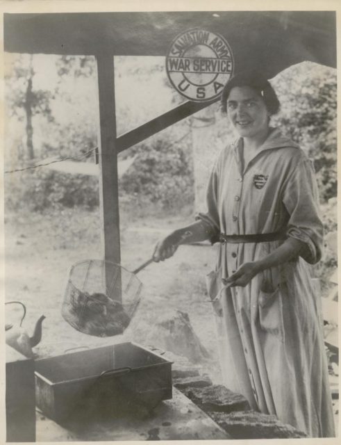 Salvation Army girl making donuts. Photo: Photo: Salvation Army USA West / Flickr / CC-BY 2.0