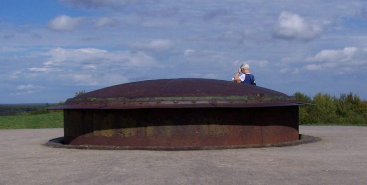 A gun turret at Fort Douaumont. – Triplph10 CC BY-SA 4.0