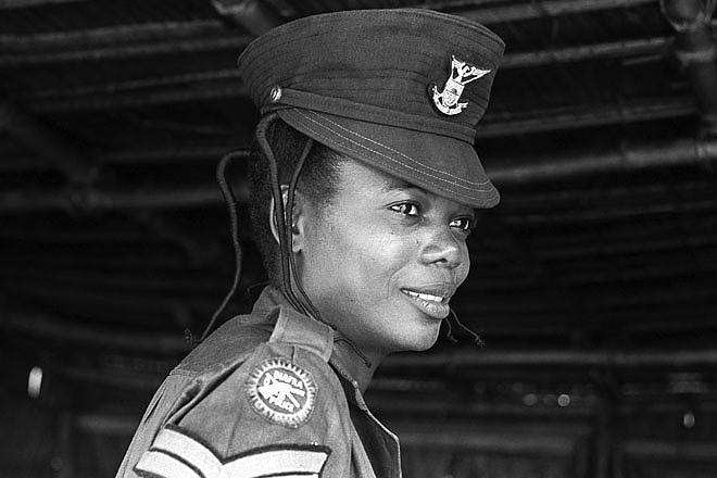 A Biafran policewoman at Ubulu-Ihejiofor near Uli Airstrip during the Nigerian Civil War in 1969. Photo: Dominiongee / CC-BY-SA 3.0
