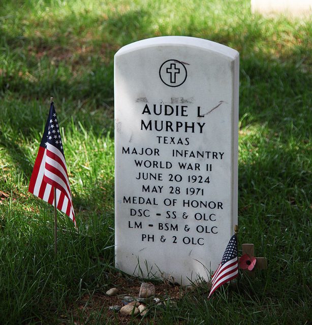 Headstone over the grave of Audie Murphy at Arlington National Cemetery in Arlington, Virginia, in the United States. Photo: Tim1965– CC BY-SA 3.0