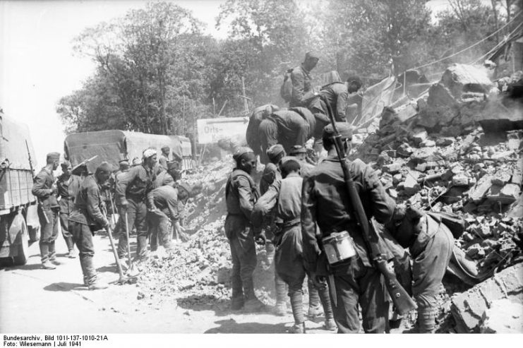 Soviet POWs at work in Minsk, Belarus. July 1941. By Bundesarchiv – CC BY-SA 3.0 de