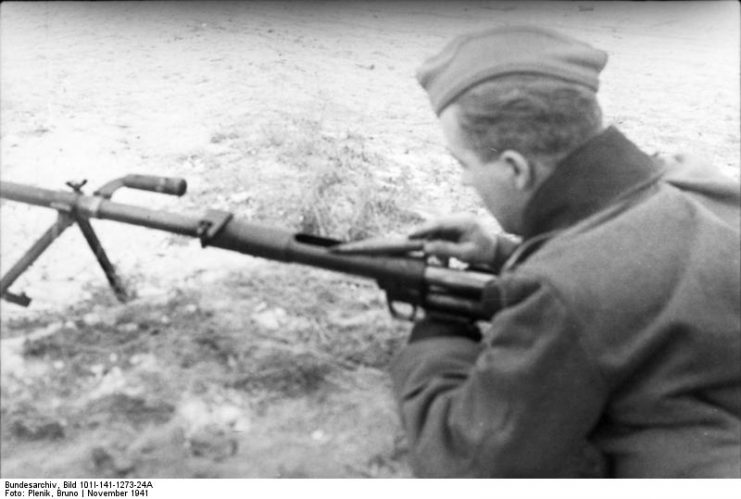 German soldier loading a captured PTRD rifle. Photo: Bundesarchiv, Bild 101I-141-1273-24A / Plenik, Bruno / CC-BY-SA 3.0.