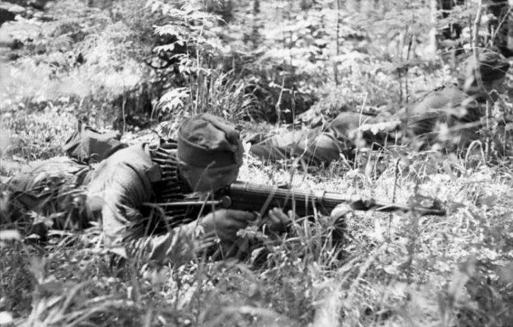 A soldier of the Russian Liberation Army with an MP 38. By Bundesarchiv – CC BY-SA 3.0 de