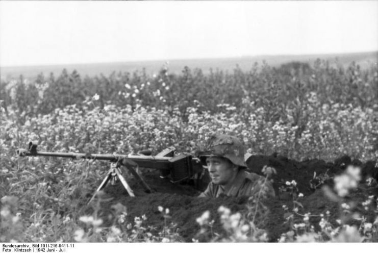 Panzerbüchse in 1942, somewhere in Russia. Photo: Bundesarchiv, Bild 101I-216-0411-11 / Klintzsch / CC-BY-SA 3.0