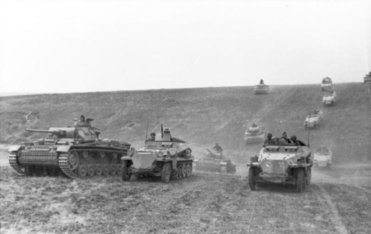 The classic characteristic of what is commonly known as “blitzkrieg” is a highly mobile form of infantry and armor, working in combined arms. Photo: Bundesarchiv, Bild 101I-218-0504-36 / Dieck / CC-BY-SA 3.0