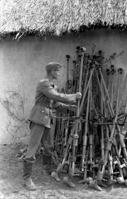 A pile of PTRD-41 rifles. Photo: Bundesarchiv, Bild 101I-239-2090-16 / Falk / CC-BY-SA 3.0.