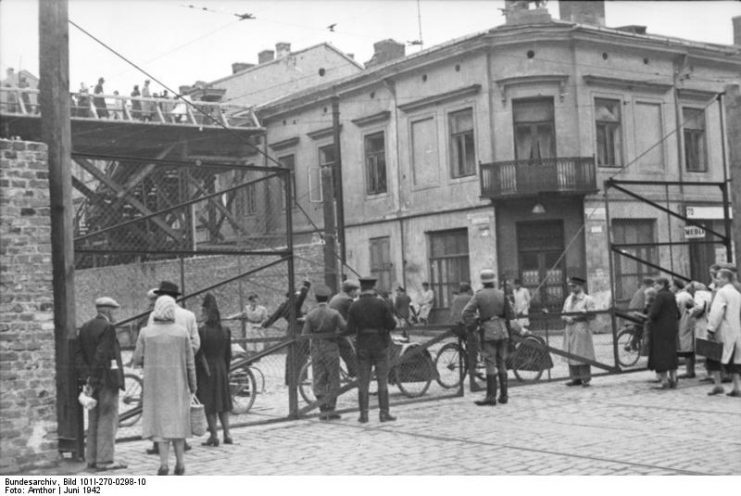 Corner of Żelazna 70 and Chłodna 23 (looking east). This section of Żelazna street connected the “large ghetto” and “small ghetto” areas of German-occupied Warsaw.