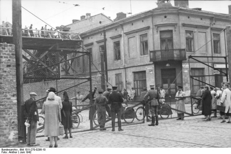 Corner of Żelazna 70 and Chłodna 23 (looking east). This section of Żelazna street connected the “large ghetto” and “small ghetto” areas of German-occupied Warsaw.
