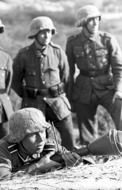 German soldiers with Panzerfaust, 1944. Photo: Bundesarchiv, Bild 101I-300-1897-07A / Aschenbrück / CC-BY-SA 3.0