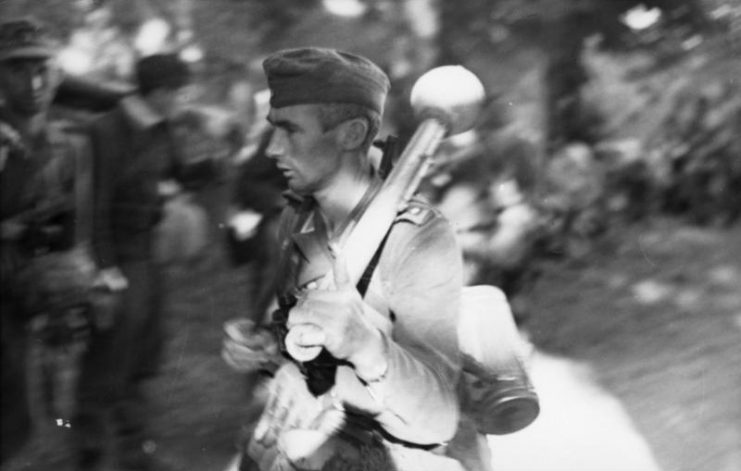 German soldier armed with Panzerfaust in Normandy, 1944. Bundesarchiv, Bild 101I-301-1953-16 Kurth / CC-BY-SA 3.0