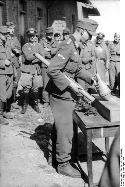 German soldier presenting the use of Panzerfaust. Note the warhead in his left hand. Photo: Bundesarchiv, Bild 101I-313-1005-04A / CC-BY-SA 3.0
