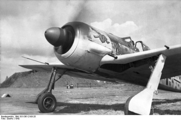 Fw 190A-3 in the Netherlands, summer 1942. By Bundesarchiv – CC BY-SA 3.0 de