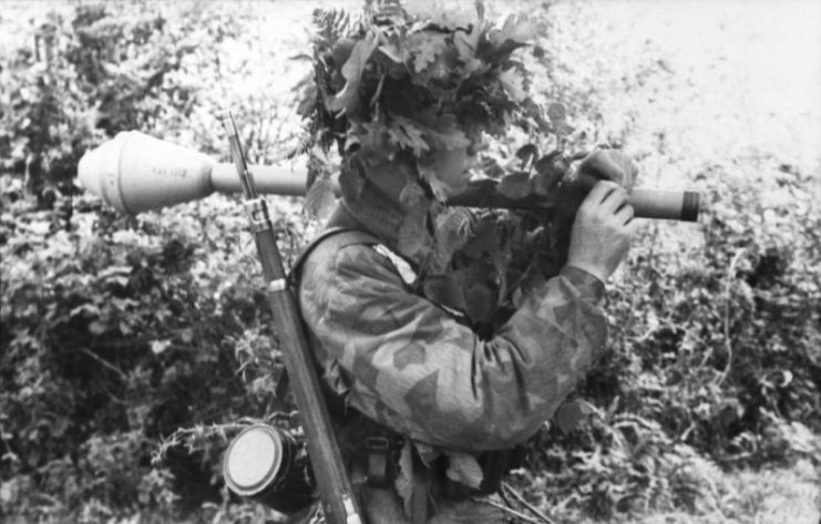 Fallschirmjäger in Normandy, 1944. Photo: Bundesarchiv, Bild 101I-586-2221-14 / Thönessen (nn) / CC-BY-SA 3.0