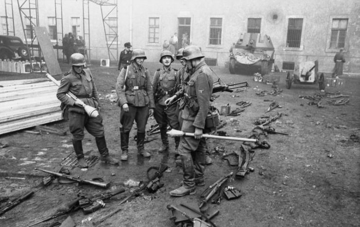 German soldiers in Budapest, Hungary, 1944. Photo: Bundesarchiv, Bild 101I-680-8282A-11A / Faupel / CC-BY-SA 3.0