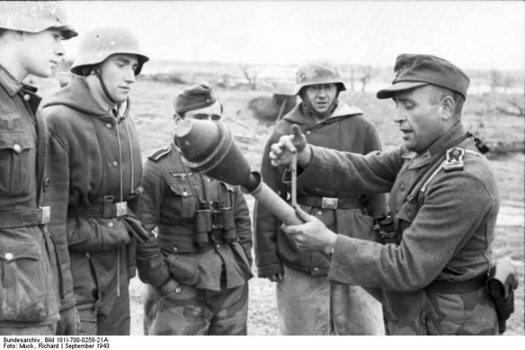 German officer demonstrating the use of Panzerfaust, Eastern Front, 1943. Photo: Bundesarchiv, Bild 101I-700-0258-21A / Muck, Richard / CC-BY-SA 3.0.