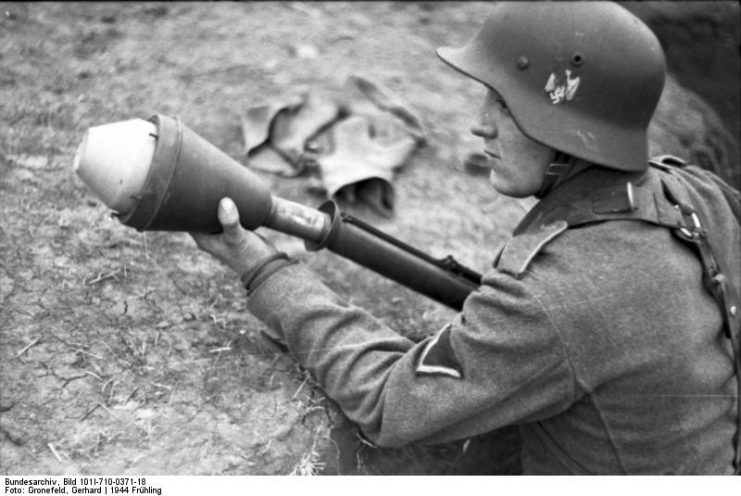 German soldier with Panzerfaust, Ukraine, 1944. Photo: Bundesarchiv, Bild 101I-710-0371-18 / Gronefeld, Gerhard / CC-BY-SA 3.0