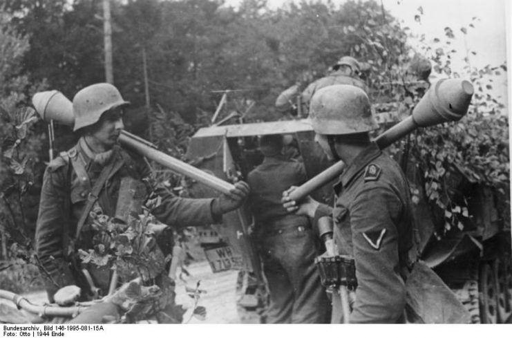 Soldiers of the Panzergrenadier-Division “Großdeutschland”, Eastern Front, 1944. Photo: Bundesarchiv, Bild 146-1995-081-15A / Otto / CC-BY-SA 3.0