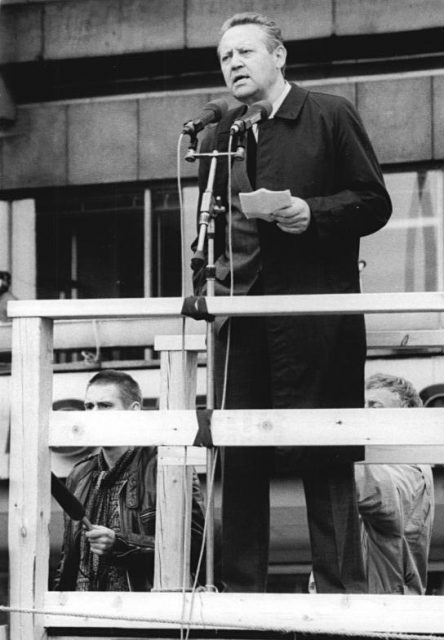 Günter Schabowski at the Alexanderplatz demonstration on 4 November 1989. By Bundesarchiv – CC BY-SA 3.0 de