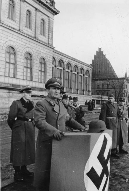 Gauleiter Karl Hanke having a speech in Breslau. By Bundesarchiv – CC BY-SA 3.0 de