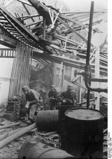 German soldiers in a ruined factory, Germany, 1945. Photo: Bundesarchiv, Bild 183-J28810 / CC-BY-SA 3.0