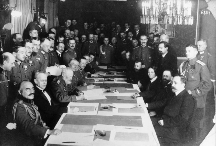 Signing Brest-Litowsk Peace Treaty in 1918. Photo: Bundesarchiv, Bild 183-R92623 / CC-BY-SA 3.0