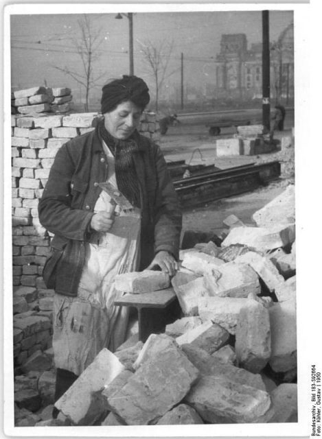 Rubble woman, Berlin. By Bundesarchiv – CC BY-SA 3.0 de