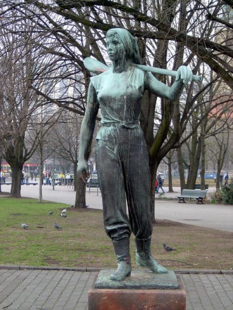 Statue for the East-Berlin Aufbauhelfer. By Benutzer:SpreeTom – CC BY-SA 3.0