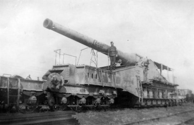 ex French 27,4 cm K(E) 592 (f) railway gun with number 929323 and nickname Casar