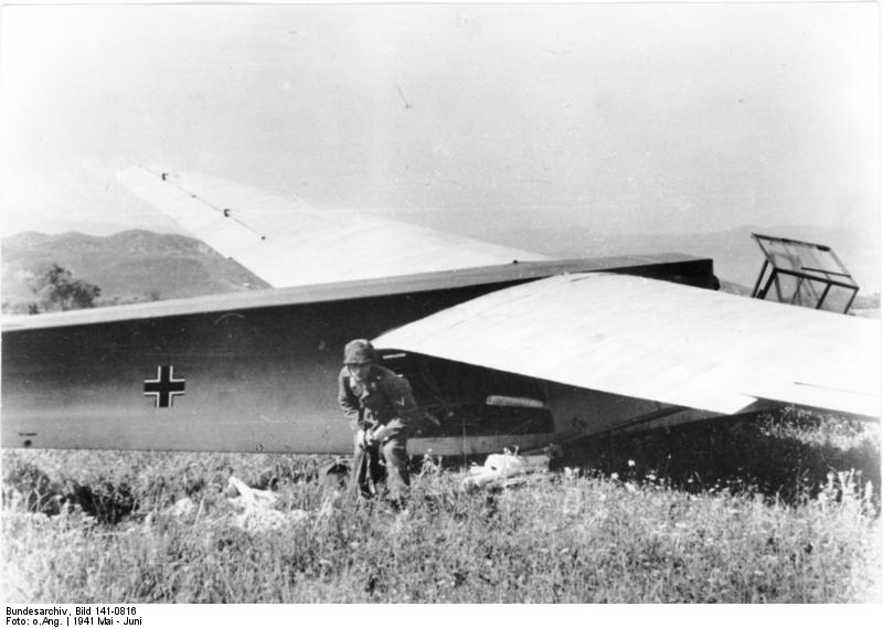 Fallschirmjäger and a DFS 230 German Glider in Crete - Bundesarchiv, Bild 141-0816  CC-BY-SA 3.0