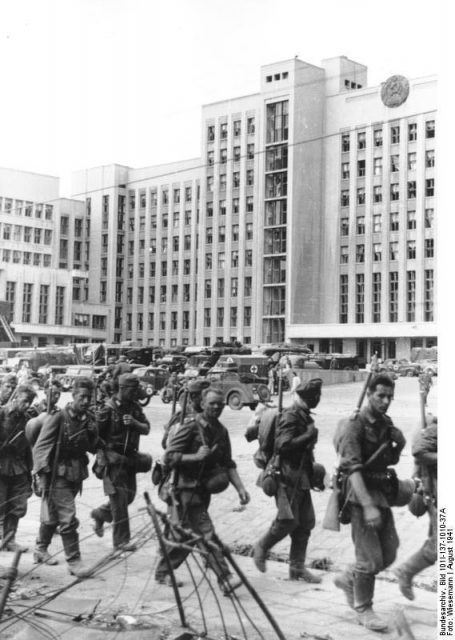 German troops in Minsk. By Bundesarchiv – CC BY-SA 3.0 de