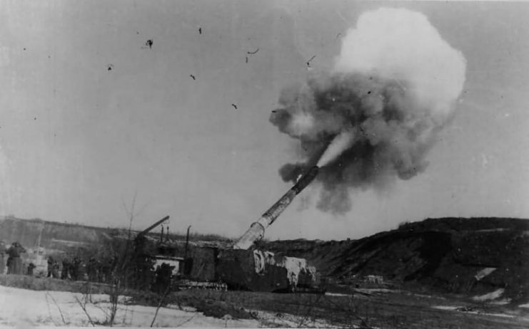 German railway gun in action 1943