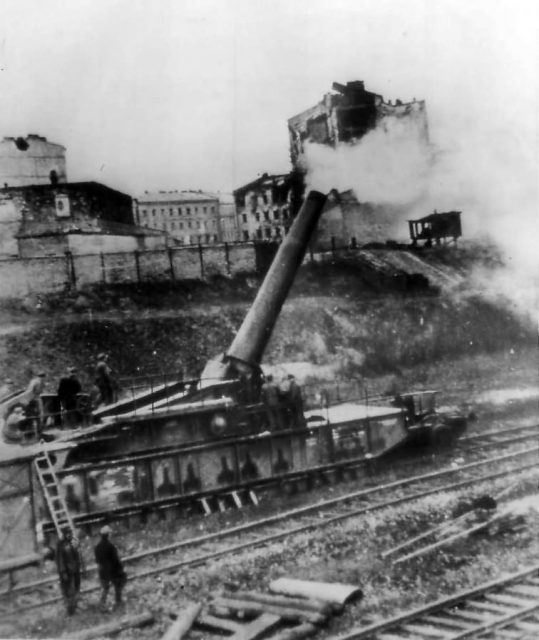 German troops manning captured ex-French 370mm modèle 1915 howitzer (E) 751(f) Warsaw, December 1944