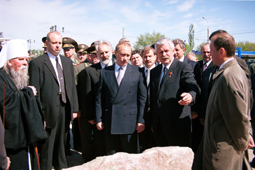 Rutskoy and Putin in May 2000. By Kremlin.ru – CC BY 4.0