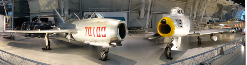 Mig-15 (left) v. F-86 Sabre (right) at Udvar-Hazy Center - Ellitottwolf CC BY-SA 4.0