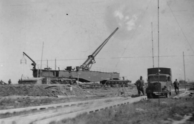 Krupp 28 cm Kanone 5 (E) in action
