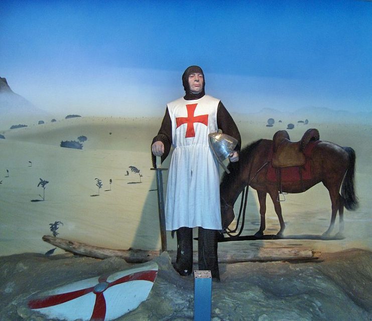 Represenation of a Knight Templar in Ten Duinen Abbey Museum – JoJan CC BY 3.0