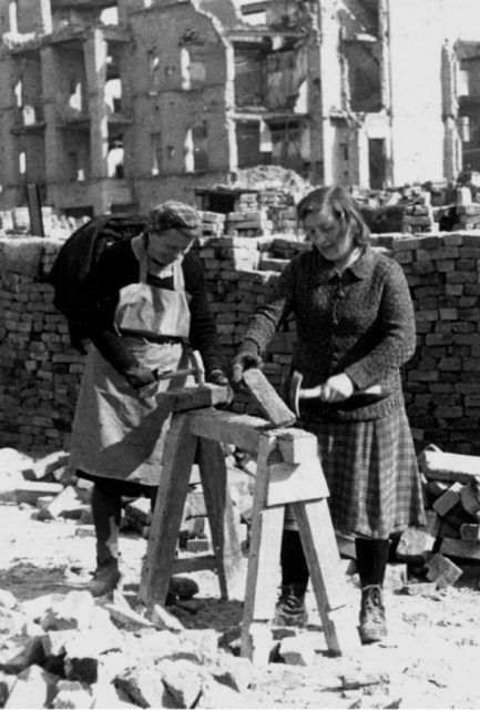 Rubble woman, Berlin, 1947. By Bundesarchiv – CC BY-SA 3.0 de