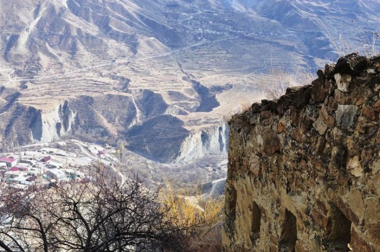 A ruined fortress wall in Gunib.Photo: Плешков CC BY-SA 3.0