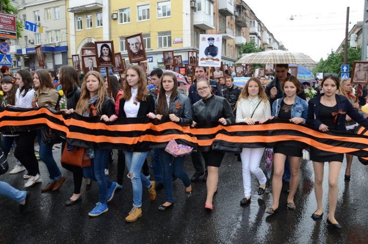 Local residents in Donetsk carry portraits of their ancestors and participants in World War II, 9 May 2015. Photo: Andrew Butko / CC BY-SA 3.0