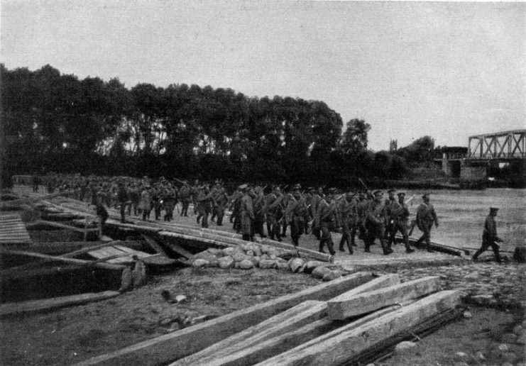 Russian soldiers crossing the Vistula River in 1914.