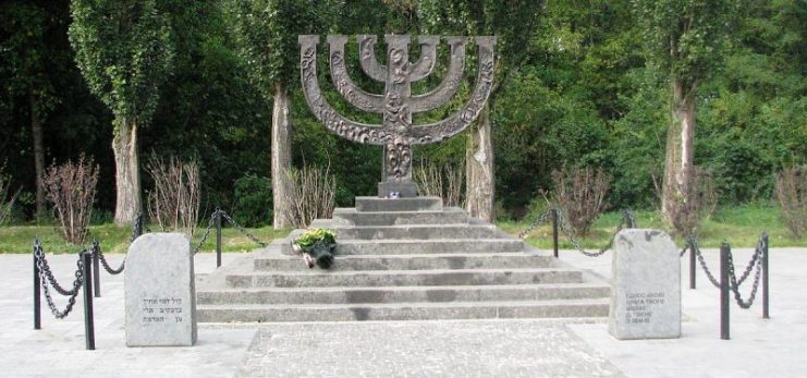 Monument “Menorah” to the executed Jews. Photo: Alex long / CC-BY-SA 4.0