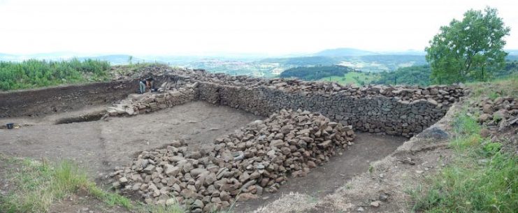 Archeological site of Gergovie, wall of the oppidum. By Romary / CC BY-SA 3.0