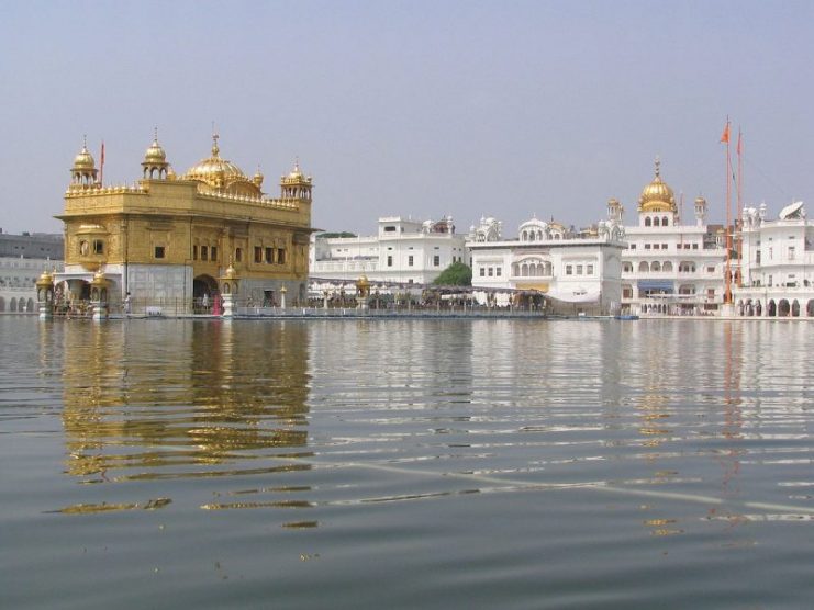 Golden temple with Akal Takhat on the right. Photo: Amarpreet.singh.in / CC-BY-SA 3.0