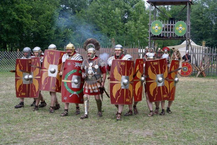 Roman soldiers, re-enactment. By MatthiasKabel / CC BY-SA 3.0